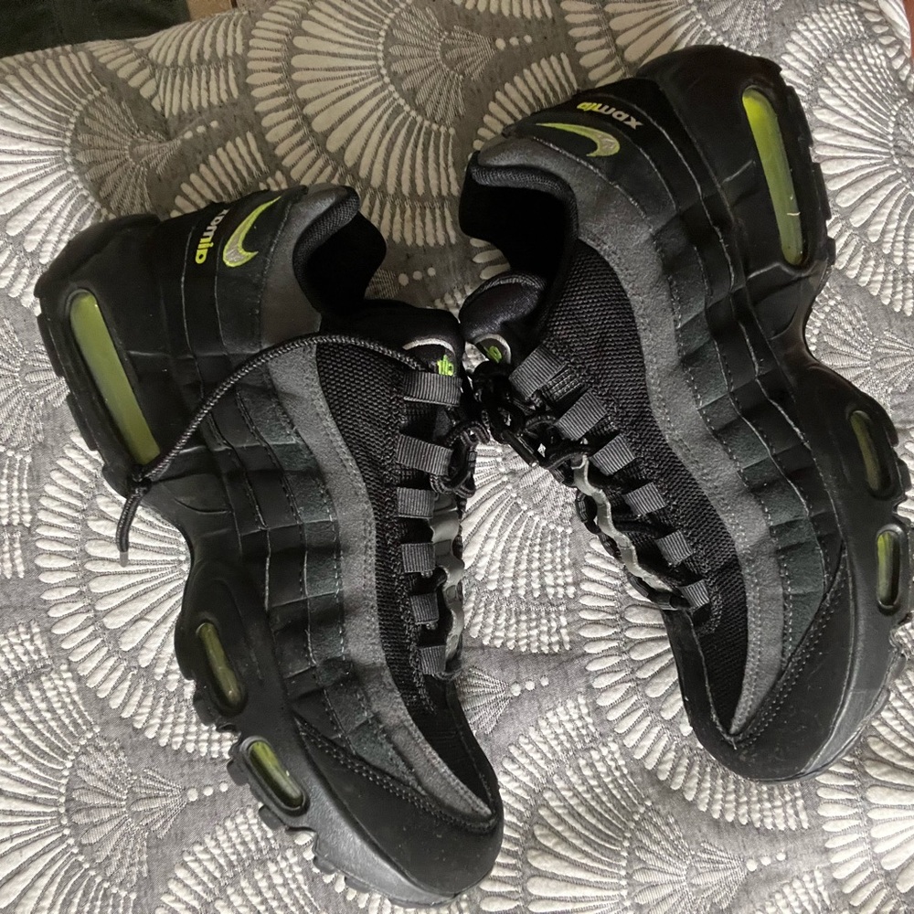 Nike Men's Black and Green Sneakers